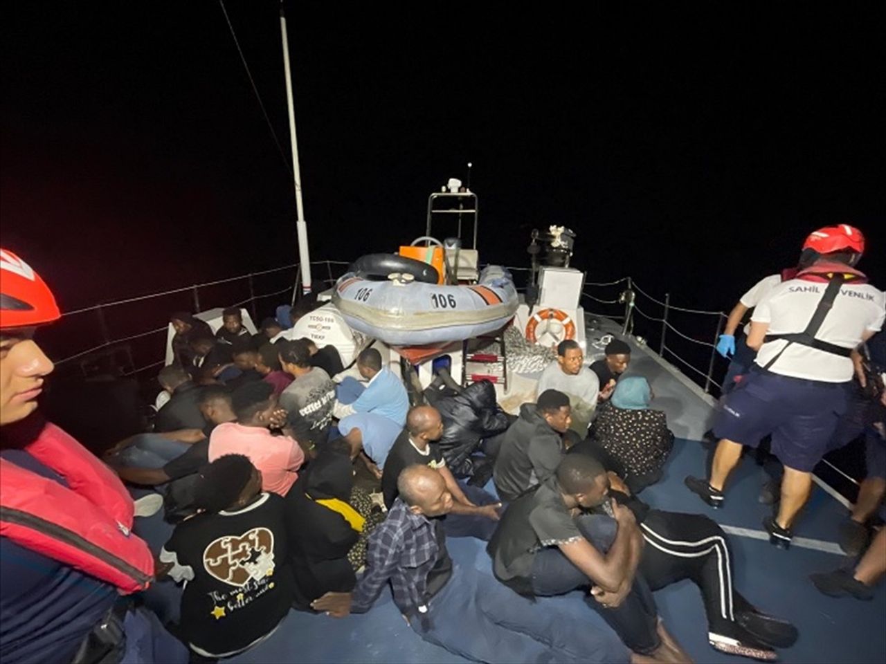 Muğla'nın Bodrum ilçesi açıklarında 35 düzensiz göçmen kurtarıldı. Yabancı uyruklular...