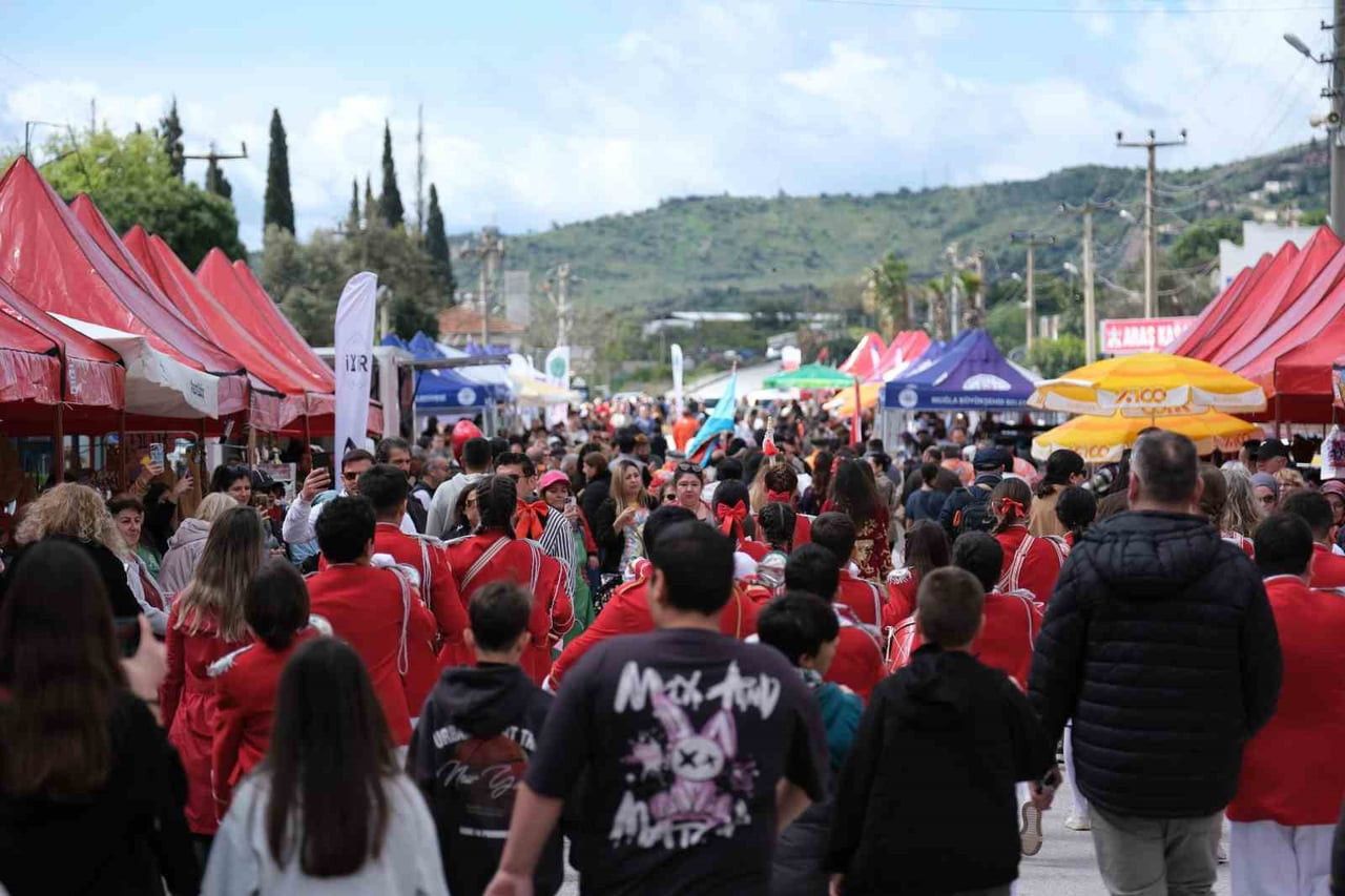 MUĞLA'NIN BODRUM İLÇESİNDE BU YIL 7'NCİSİ DÜZENLENEN ACI OT FESTİVALİ, BİNLERCE KİŞİNİN...