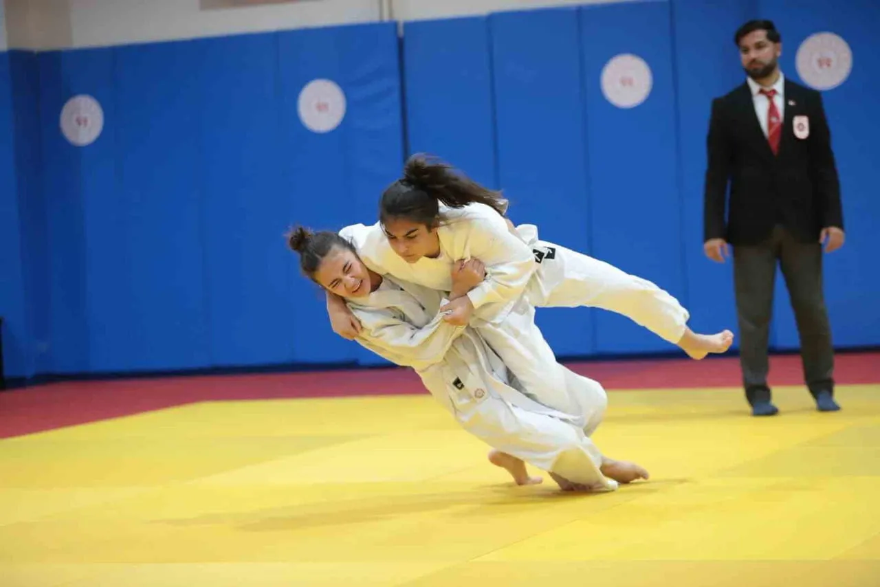 MUĞLA’DA "GENÇLİK YILI" COŞKUSU MİNDERE TAŞINDI KÜÇÜKLER JUDO İL BİRİNCİLİĞİ...