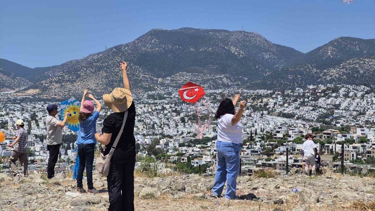 MUĞLA’NIN BODRUM İLÇESİNDE DÜZENLENEN UÇURTMA FESTİVALİ, YOĞUN İLGİ GÖRDÜ. BİNLERCE KİŞİNİN...