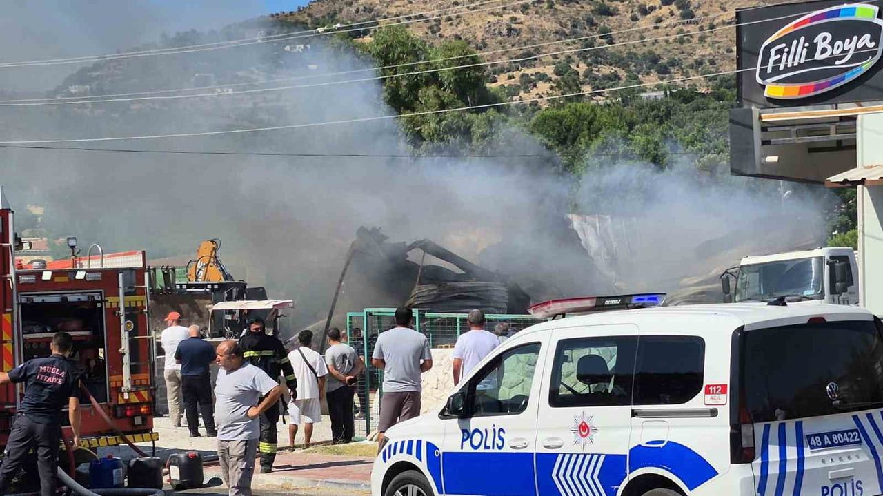 MUĞLA’NIN BODRUM İLÇESİNDE YAPI MARKETİN DEPO KISMINDA ÇIKAN YANGIN EKİPLERİN MÜDAHALESİYLE...