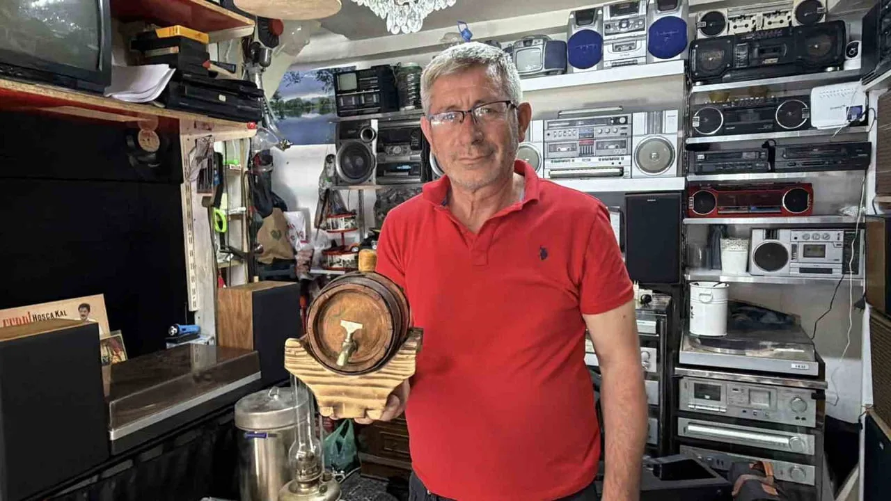 MURAT RENKLİKOL, HOBİSİNİ NOSTALJİ DÜKKANINA DÖNÜŞTÜRDÜ.