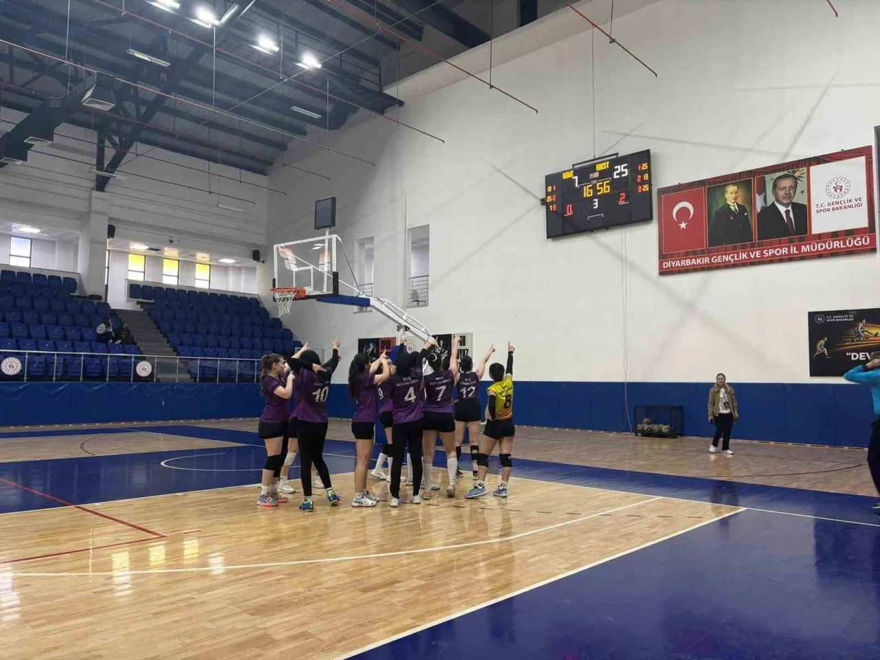 MUŞ SULTAN ALPARSLAN YURDU KIZ VOLEYBOL TAKIMI YARI FİNALE YÜKSELDİ