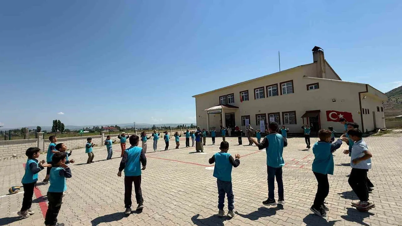 MUŞ'UN HASKÖY İLÇESİNDE "MERKEZİN HER YERDE" PROJESİ KAPSAMINDA ŞEHİT ERKAN SELÇUK ORTAOKULU'NDAKİ...
