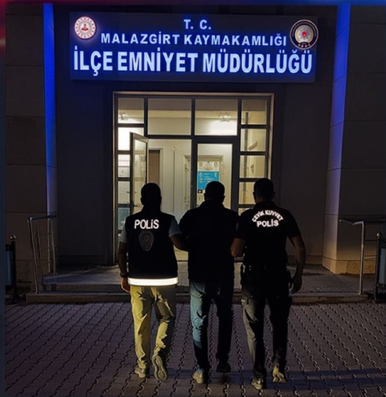 MUŞ'UN MALAZGİRT İLÇE EMNİYET MÜDÜRLÜĞÜ EKİPLERİNCE ARANAN ŞAHISLARIN YAKALANMASINA YÖNELİK...