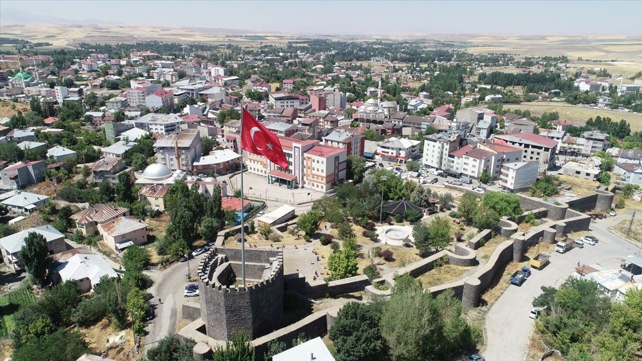 Muş'un Malazgirt ilçesindeki kalenin tarihi dokusu, başlatılan kazı çalışmalarıyla ortaya...