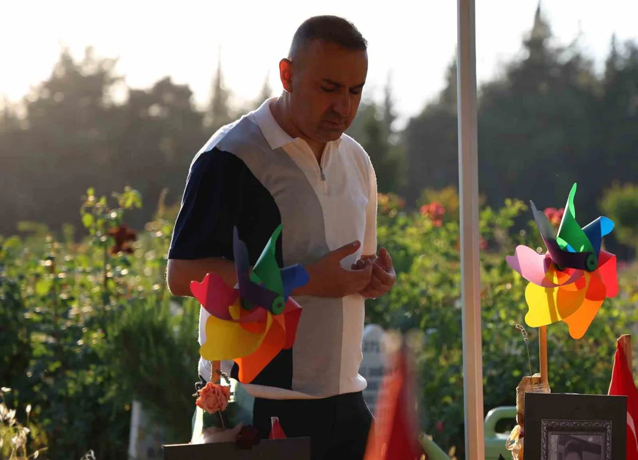 MUSTAFA GÜNGÖR OĞLUNUN MEZARI BAŞINDA DUA ETTİ