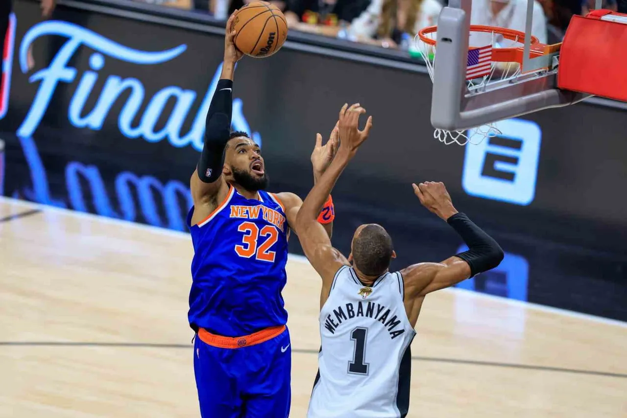 NBA FİNALİNDE NEW YORK KNİCKS, SAN ANTONİO SPURS'Ü 94-90 MAĞLUP EDEREK SERİYİ 4-1 YAPTI VE 53 YIL...