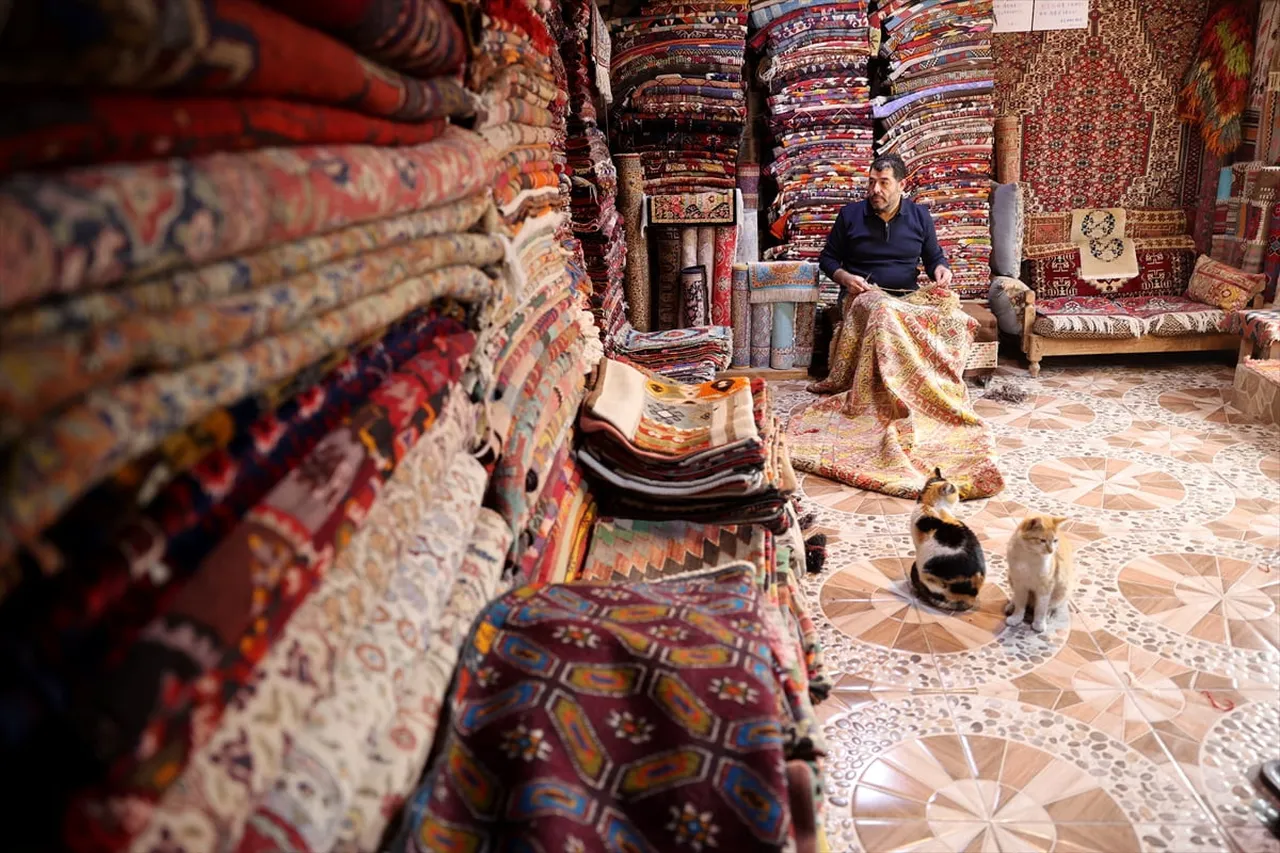 Nevşehir'in Göreme beldesinde yaşayan 50 yaşındaki Süleyman Akbaş, eski dokuma halı ve kilimleri...