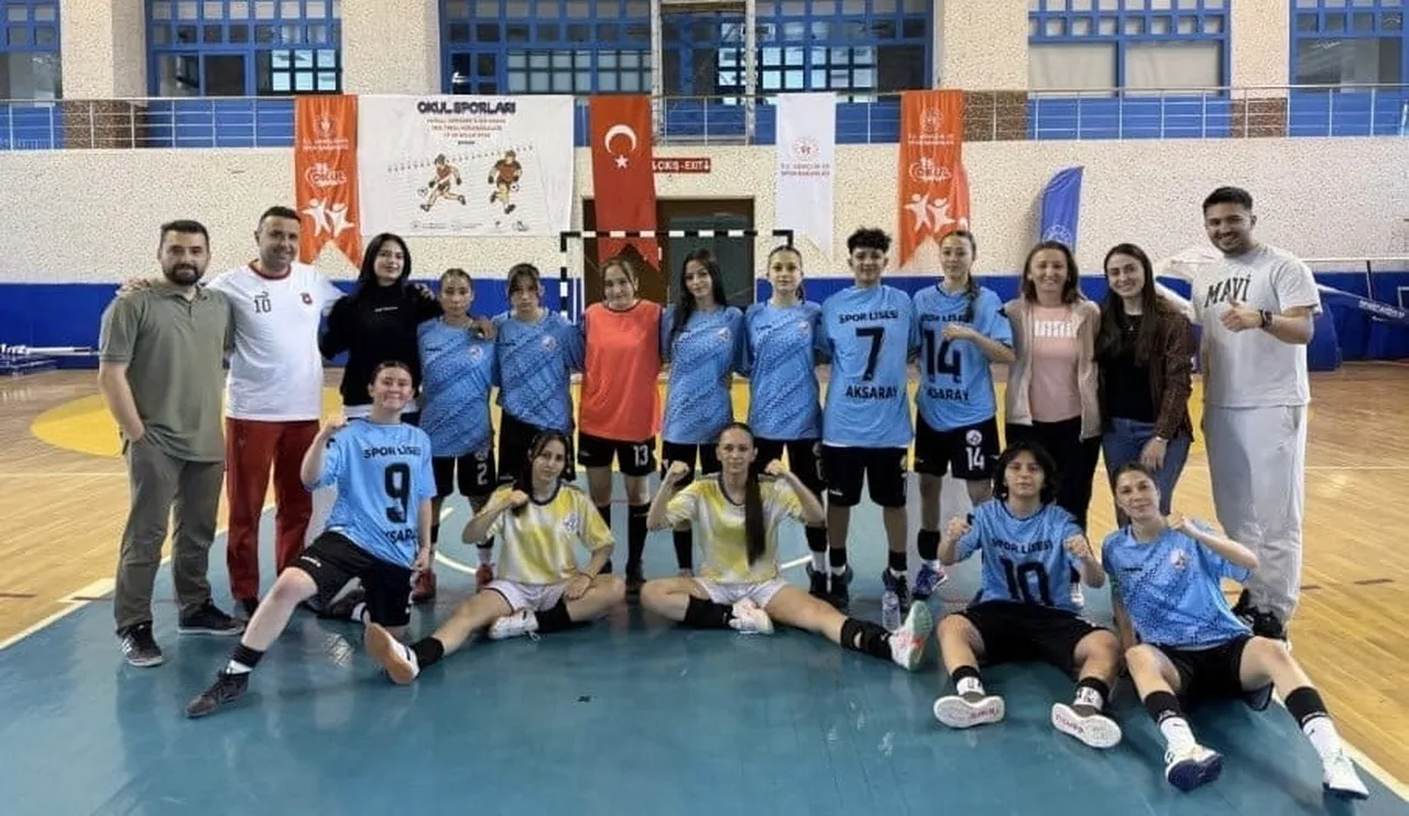 NİĞDE’DE DÜZENLENEN TÜRKİYE ŞAMPİYONASINDA MÜCADELE EDEN AKSARAY SPOR LİSESİ KIZ FUTSAL TAKIMI...