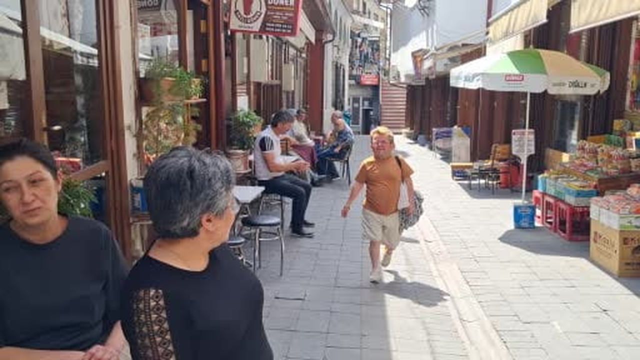 Niksar'da yaşayan 1 metrelik adam ilçenin neşe kaynağı oldu