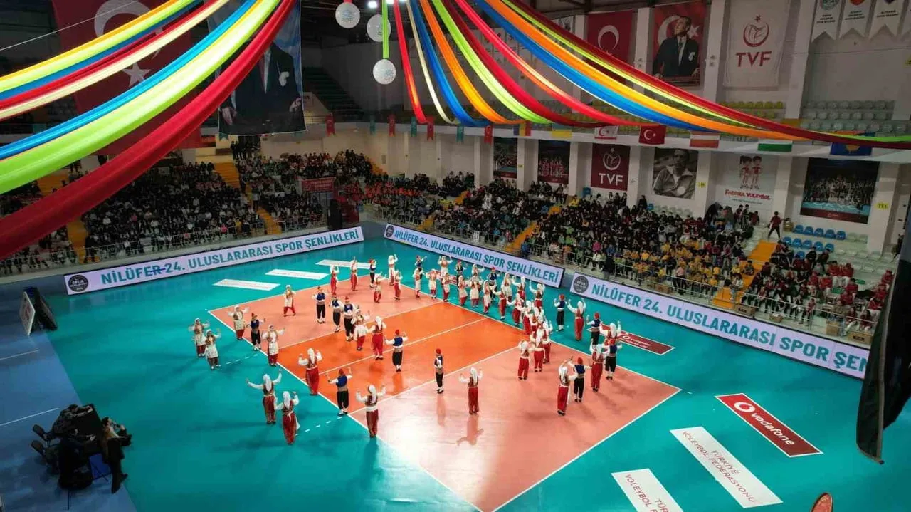 NİLÜFER 24. ULUSLARARASI SPOR ŞENLİKLERİ TÖRENLE BAŞLADI. ÖĞRENCİLERİN GÖSTERİLERİYLE RENKLENEN...