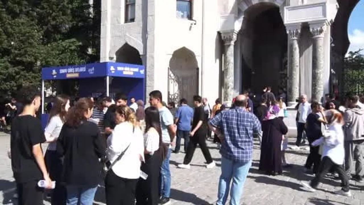 Öğrencilerin okul önlerinde YKS heyecanı