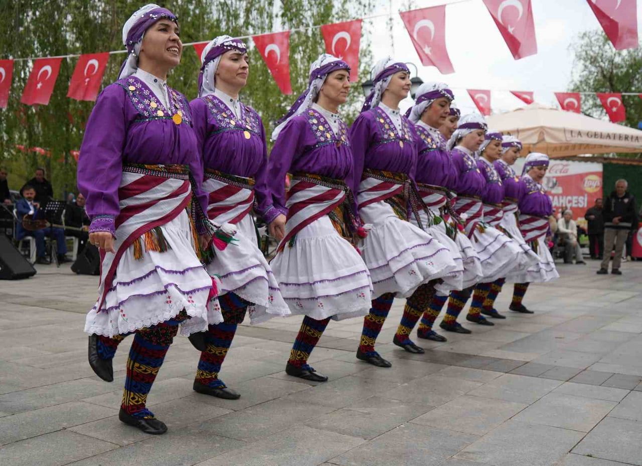 ÖĞRETMENLERDEN OLUŞAN HALK OYUNLARI EKİBİNİN GÖSTERİSİ