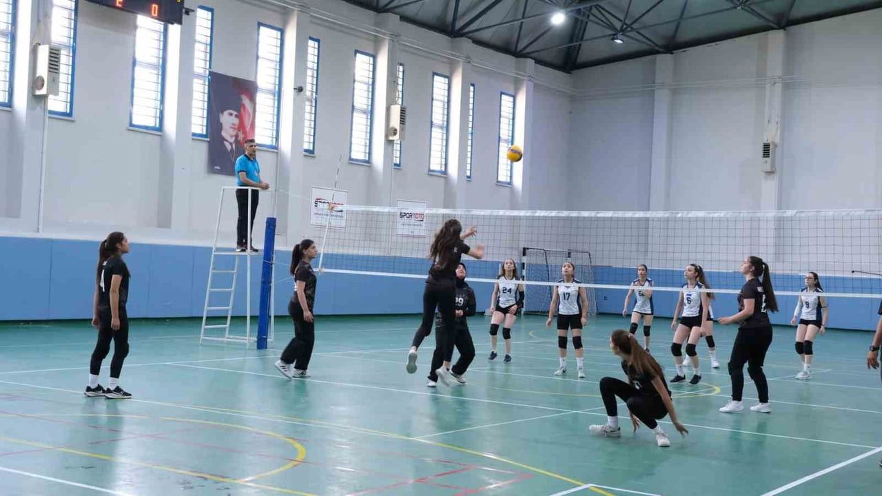 OKUL SPORLARINDA VOLEYBOL HEYECANI DEVAM EDİYOR