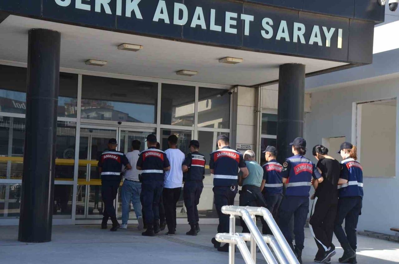 OPERASYONLA YAKALANAN 4 ŞÜPHELİ, JANDARMADAKİ İŞLEMLERİNİN TAMAMLANMASININ ARDINDAN ADLİYEYE SEVK...
