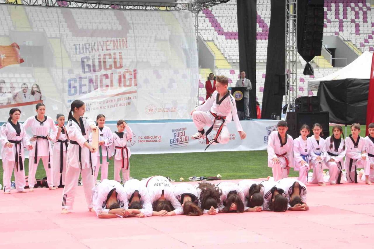 ORDU'DA, 19 MAYIS ATATÜRK'Ü ANMA, GENÇLİK VE SPOR BAYRAMI TÖRENLERLE KUTLANDI.