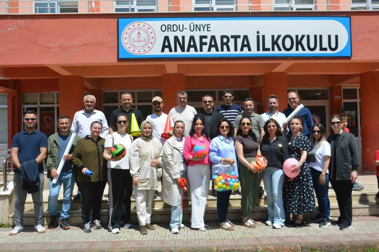 ORDU'NUN ÜNYE İLÇESİNDE 10 FARKLI OYUNDAN OLUŞAN 'VELİ-ÖĞRETMEN PARKUR YARIŞMASI' RENKLİ...