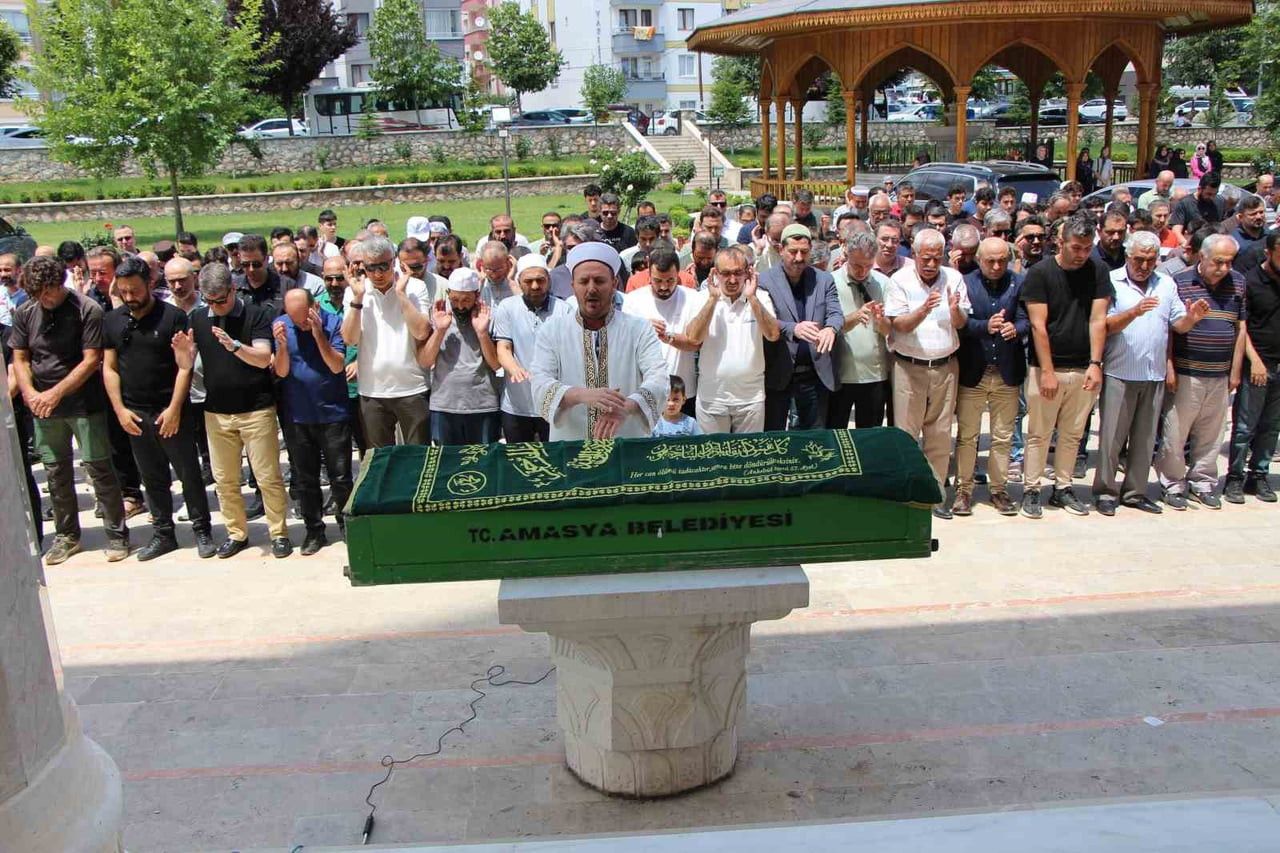 ORHAN ARSLANTAŞ'IN CENAZESİ HAZRETİ ÖMER CAMİİ’NDE DÜZENLENEN CENAZE TÖRENİNİN ARDINDAN MEMLEKETİ...