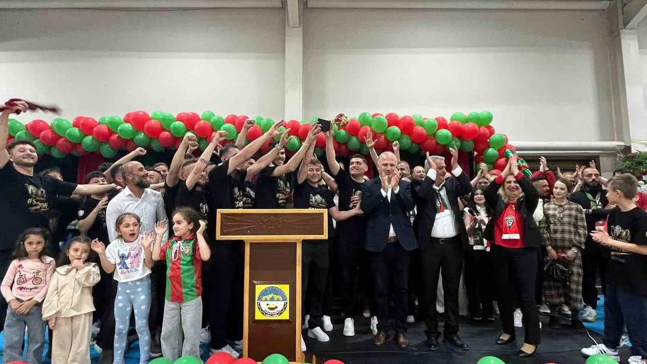 OSMANELİSPOR’DAN ŞAMPİYONLUK KUTLAMASI