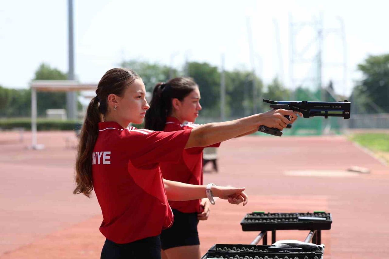 OSMANGAZİ BELEDİYESPORLU MİLLİ SPORCULAR TUANA ÖZGÜR İLE ELİF ECEM ÖZTÜRK, İSPANYA’DA DÜZENLENECEK...