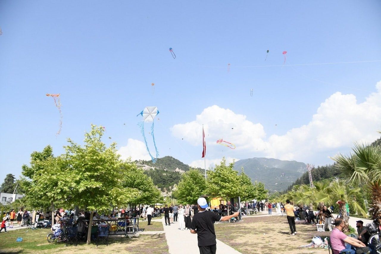 OSMANİYE'DE DÜZENLENEN UÇURTMA ŞENLİĞİ, YOĞUN KATILIMLA FESTİVALE DÖNÜŞTÜ. GÖKYÜZÜNÜ SÜSLEYEN...