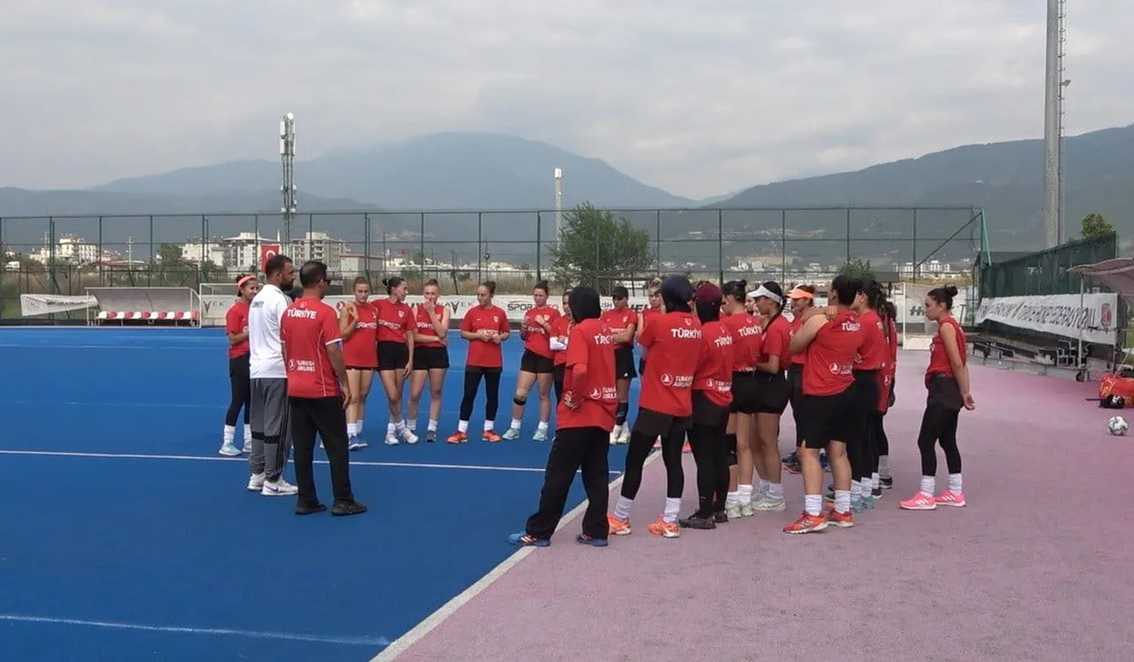 OSMANİYE'DE KAMPA GİREN A MİLLİ KADIN HOKEY TAKIMI, KADINLAR AÇIK ALAN HOKEY AVRUPA ŞAMPİYONASI...