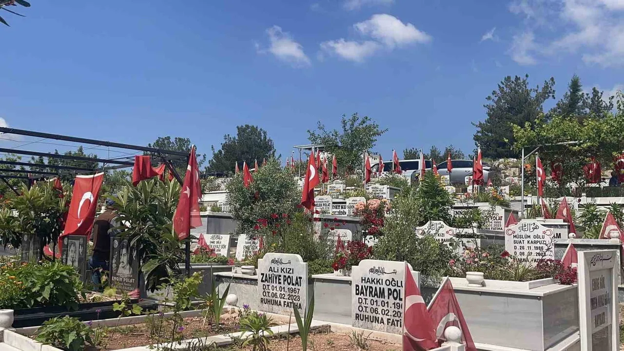 OSMANİYE'DEKİ DEPREM ŞEHİTLİĞİ, KURBAN BAYRAMI'NIN İLK GÜNÜNDE ZİYARETÇİLERLE DOLUP TA