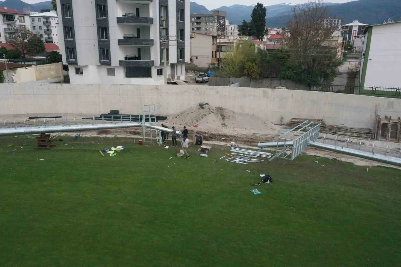 OSMANİYE’DE 6 ŞUBAT MERKEZLİ DEPREMLERDE TRİBÜNÜ AĞIR HASAR ALARAK KONTROLLÜ ŞEKİLDE YIKILAN 7...