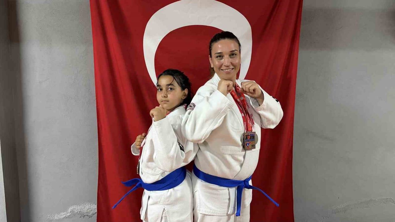 OSMANİYE’DE ESRA TATLIER İLE KIZI ERVA SULTAN ERGEN, JUJİTSU SPORUNDA OMUZ OMUZA VERDİKLERİ...
