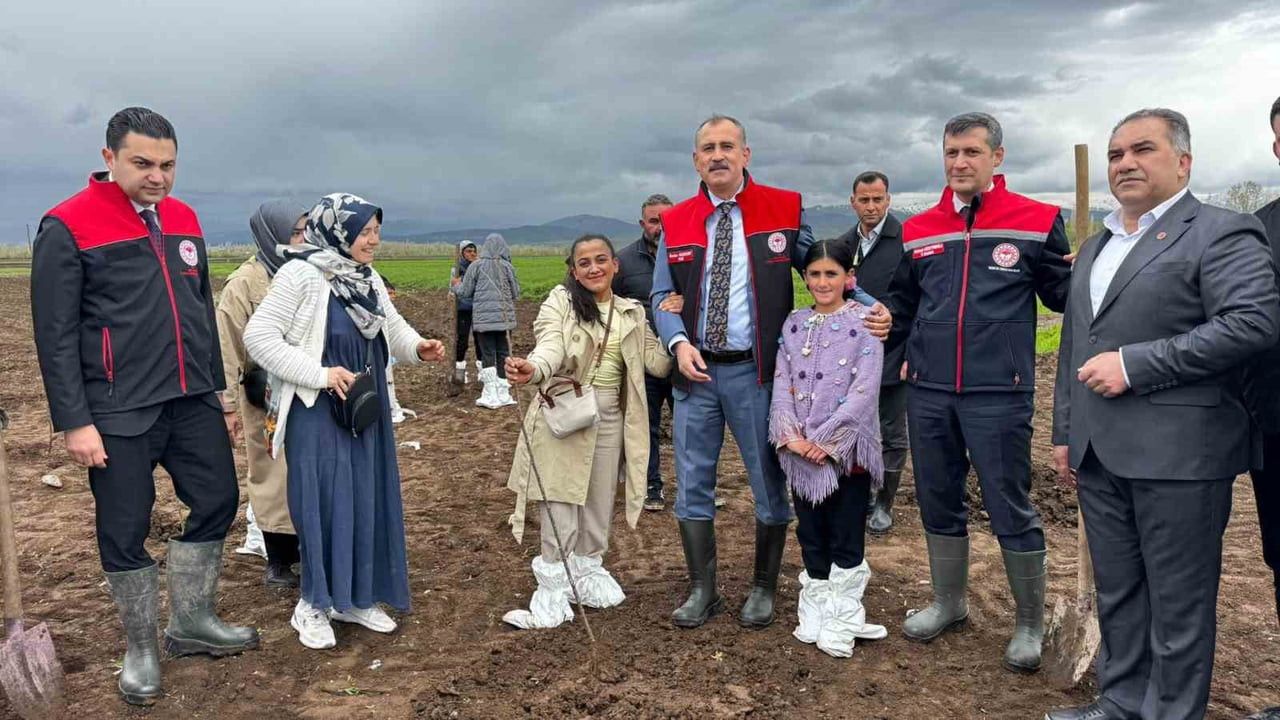 OZANLAR KÖYÜNDE MEYVE AĞACI DİKİM ETKİNLİĞİ DÜZENLENDİ.
