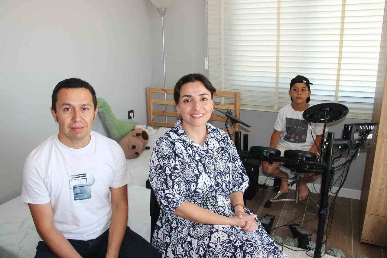 PAZARDAN ALINAN BİR OYUNCAK DAVULLA RİTİM TUTMAYA BAŞLAYAN 9 YAŞINDAKİ YALIN SARIMAN, YETENEĞİYLE...