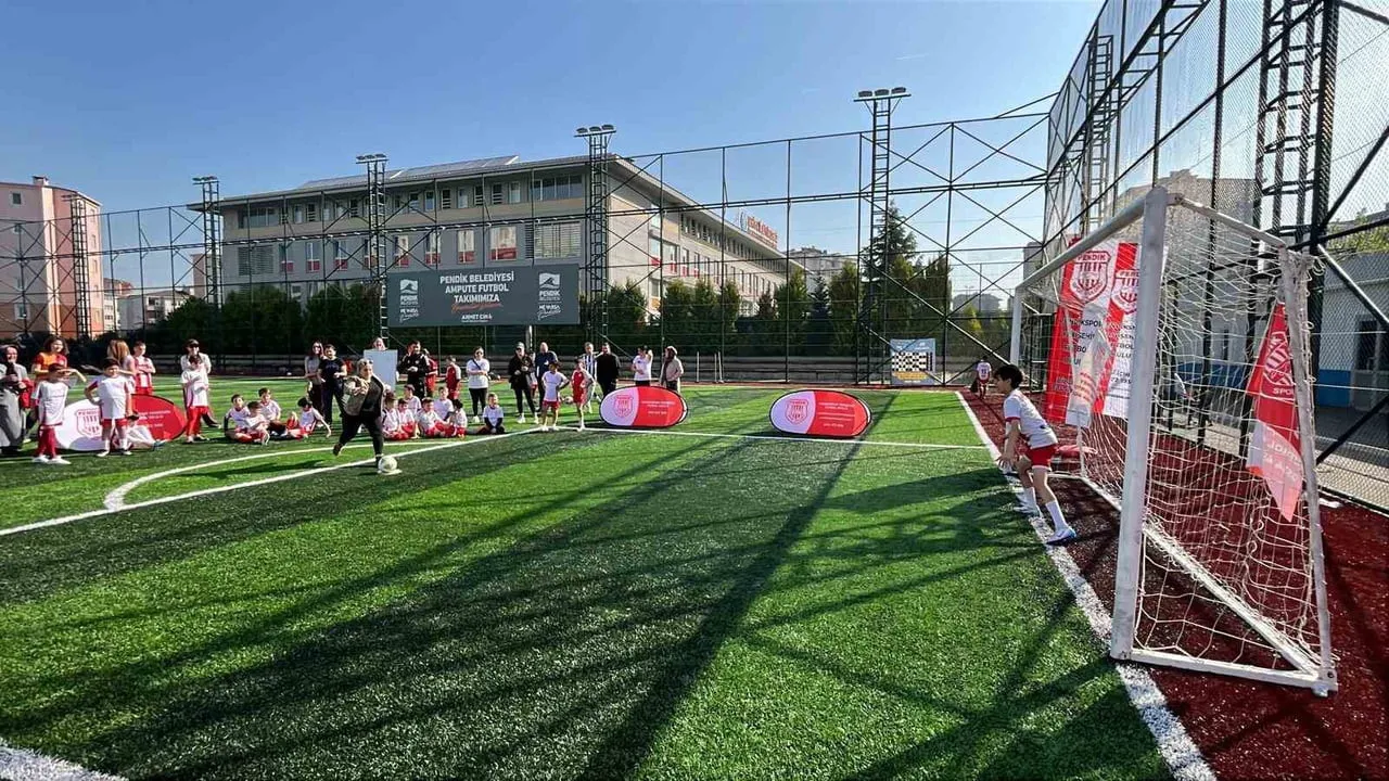 PENDİKSPOR YENİŞEHİR FUTBOL OKULU, ANNELER GÜNÜ’NDE ANLAMLI BİR ETKİNLİĞE İMZA ATTI.