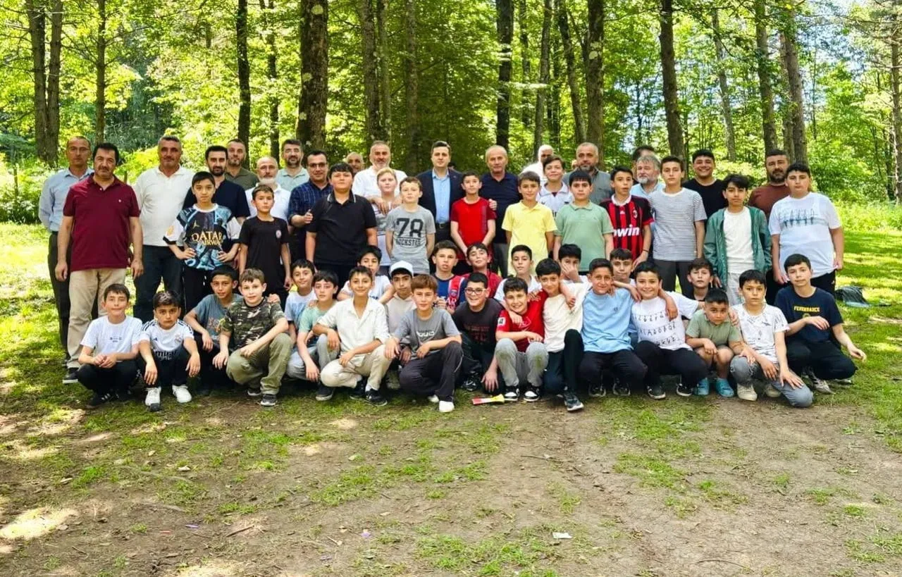 PİKNİĞE KATILANLAR TOPLU FOTOĞRAF ÇEKİMİ