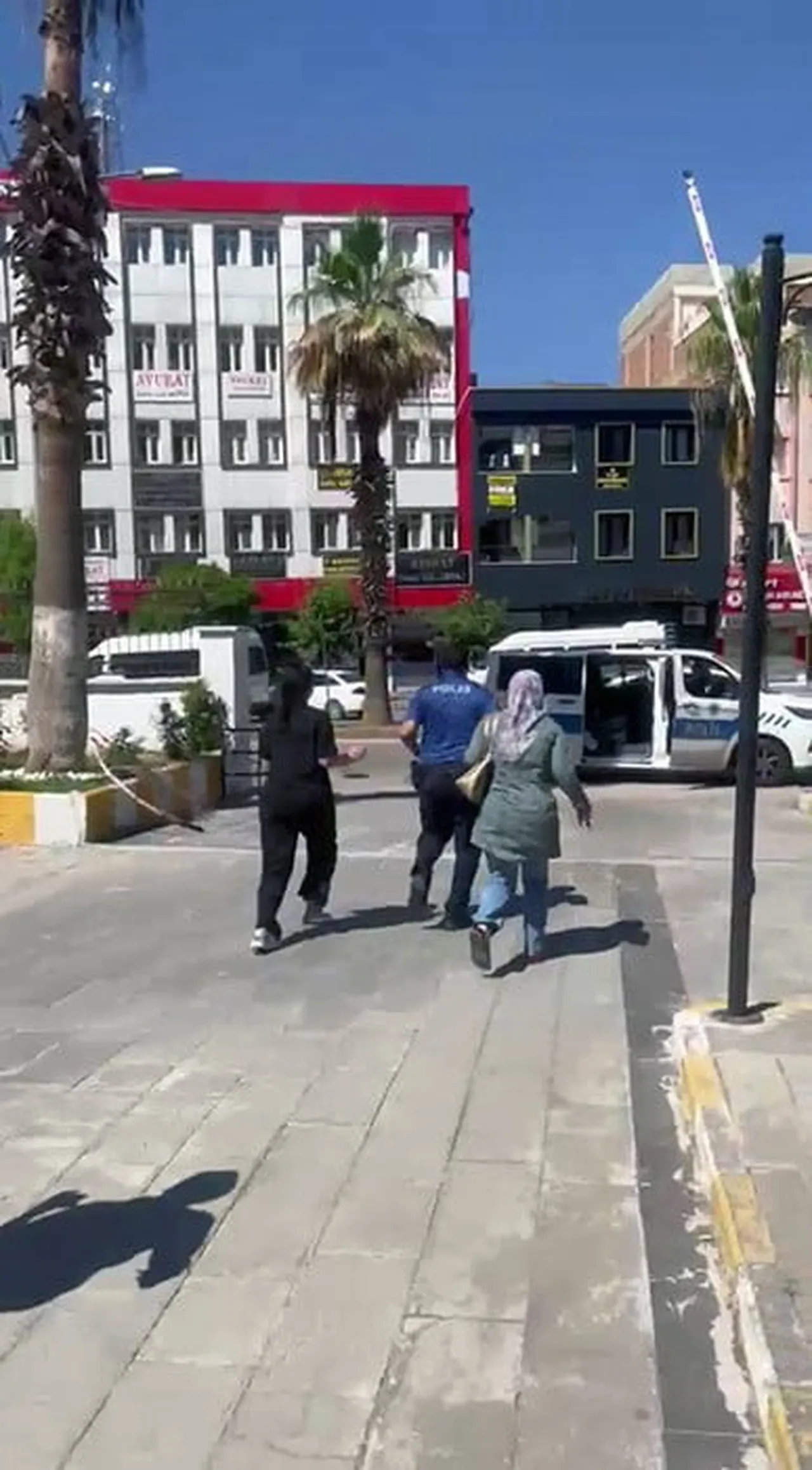POLİS EKİPLERİ TARAFINDAN SINAVA GİRECEĞİ OKULA ULAŞTIRILAN ÖĞRENCİ, SINAVA ZAMANINDA...