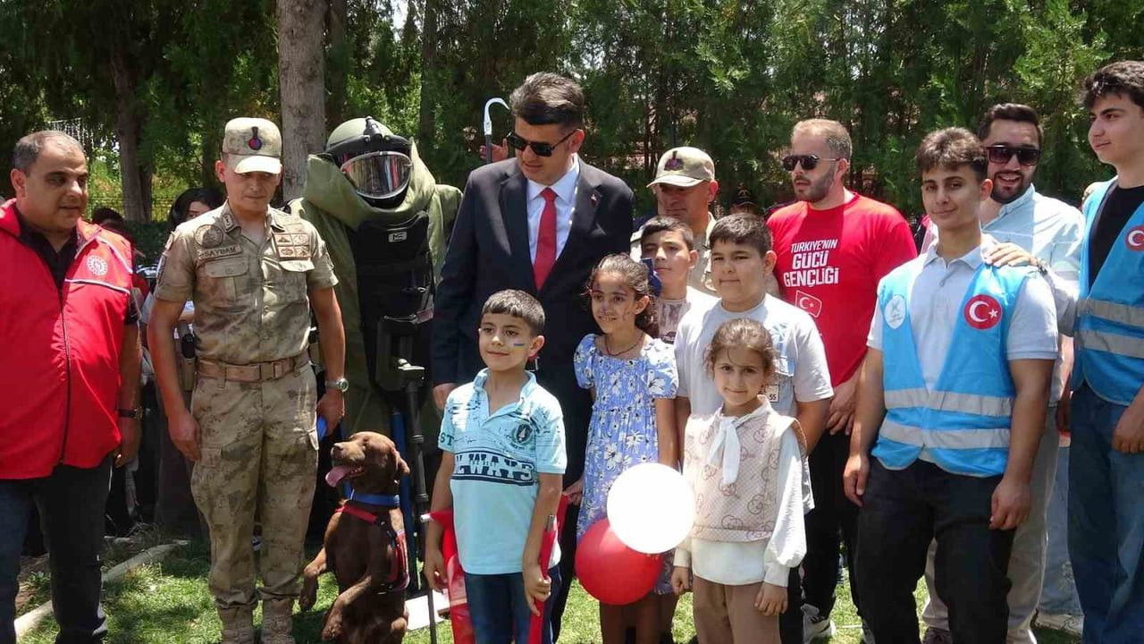 PROGRAMA KATILAN KİLİS VALİSİ ÖMER KALAYLI, GENÇLERLE BİR ARAYA GELDİ