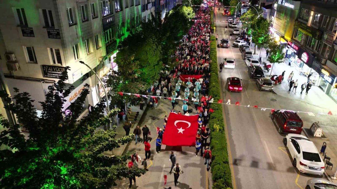 PROGRAMIN DÜZENLENDİĞİ ALANDA BİR ARAYA GELEN BİNLERCE VATANDAŞ HAVADAN DRONLA...