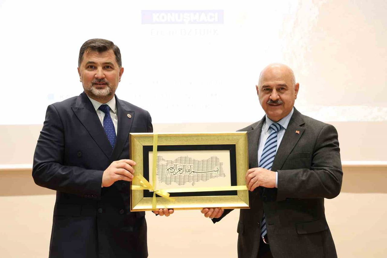 PROGRAMIN SONUNDA DÜZCE ÜNİVERSİTESİ REKTÖRÜ PROF. DR. NEDİM SÖZBİR(SAĞDA) TARAFINDAN DÜZCE...