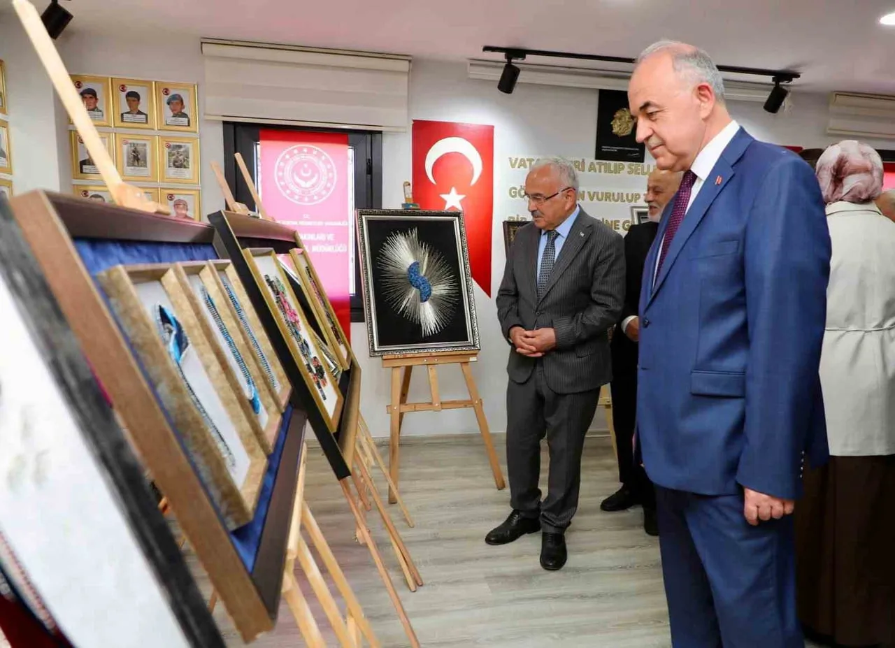 PROTOKOL ÜYELERİ TARAFINDAN SERGİNİN GEZİLMESİ