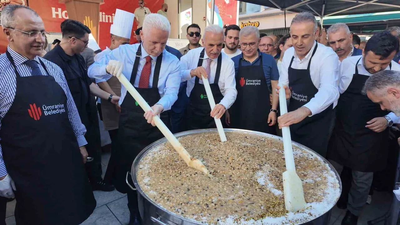 PROTOKOL ÜYELERİNİN DE KAZANLARIN BAŞINA GEÇEREK VATANDAŞLARA İKRAMDA BULUNDUĞU ETKİNLİKTE...