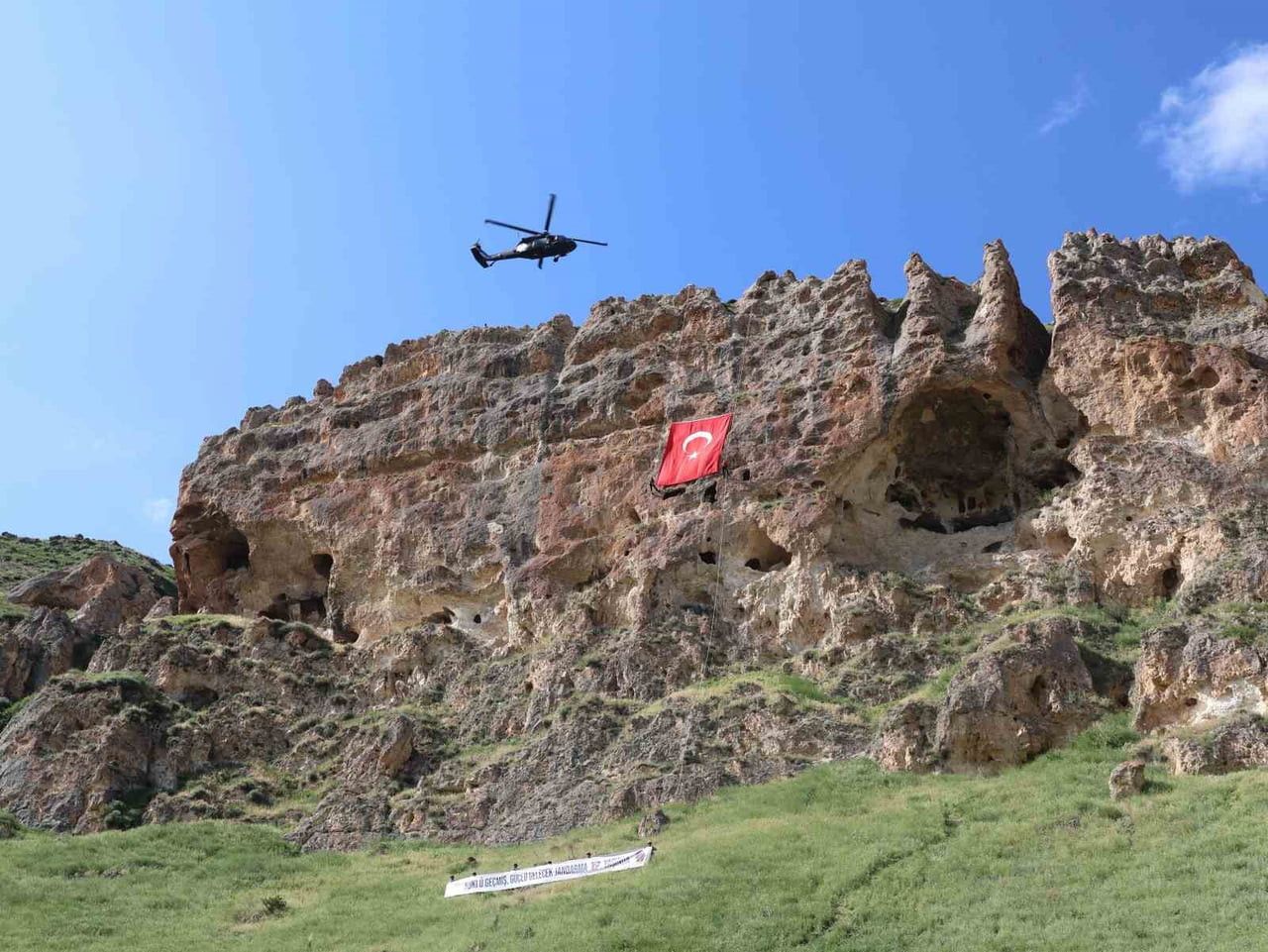 "GENÇLİK YÜRÜYÜŞÜ" YAPILDI, JANDARMA "ÇELİK KANATLAR" GÖSTERİ UÇUŞU GERÇEKLEŞTİRDİ.