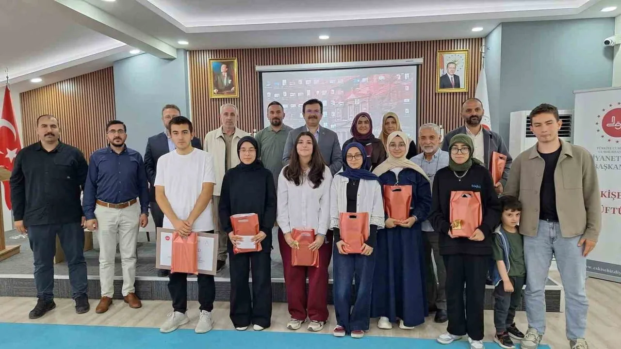 "UMRE ÖDÜLLÜ BİLGİ YARIŞMASI"NIN ESKİŞEHİR AYAĞINDA DERECEYE GİREN ÖĞRENCİLER, RESMİ TÖRENLE...