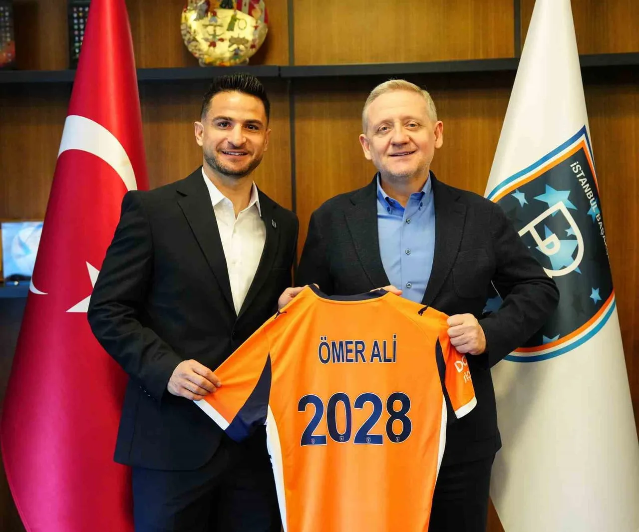 RAMS BAŞAKŞEHİR, 4 SEZONDUR TAKIMDA FORMA GİYEN KAPTAN ÖMER ALİ ŞAHİNER'İN SÖZLEŞMESİNİN 2027-2028...