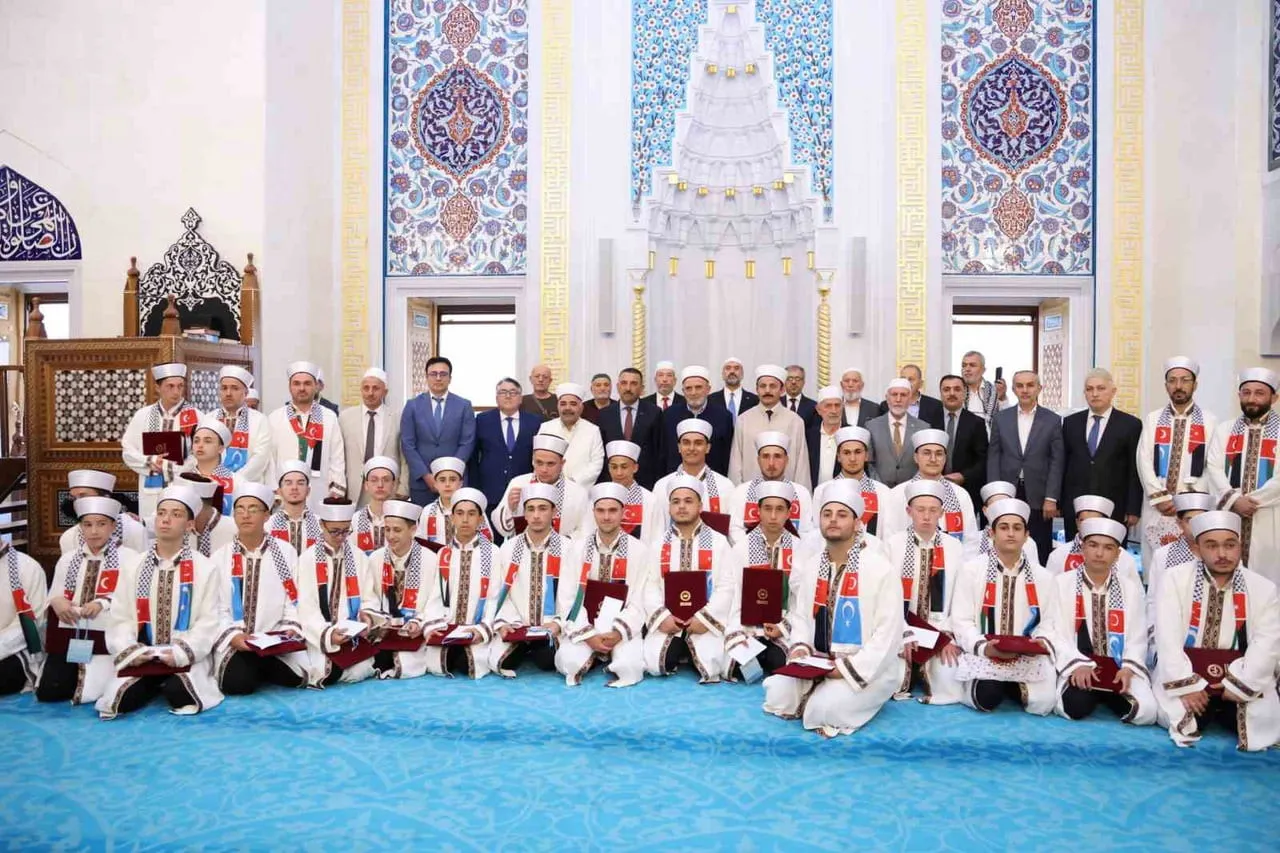 REKTÖR ÖZÖLÇER, HAFIZLIK İCAZET MERASİMİ’NDE GENÇ HAFIZLARIN SEVİNCİNE ORTAK OLDU