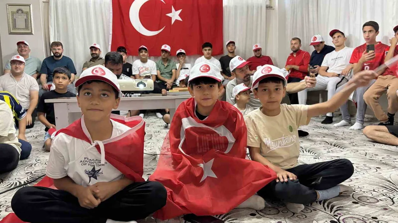SABAH NAMAZINDA BULUŞTULAR, DÜNYA KUPASI HEYECANINI CAMİDE YAŞADILAR