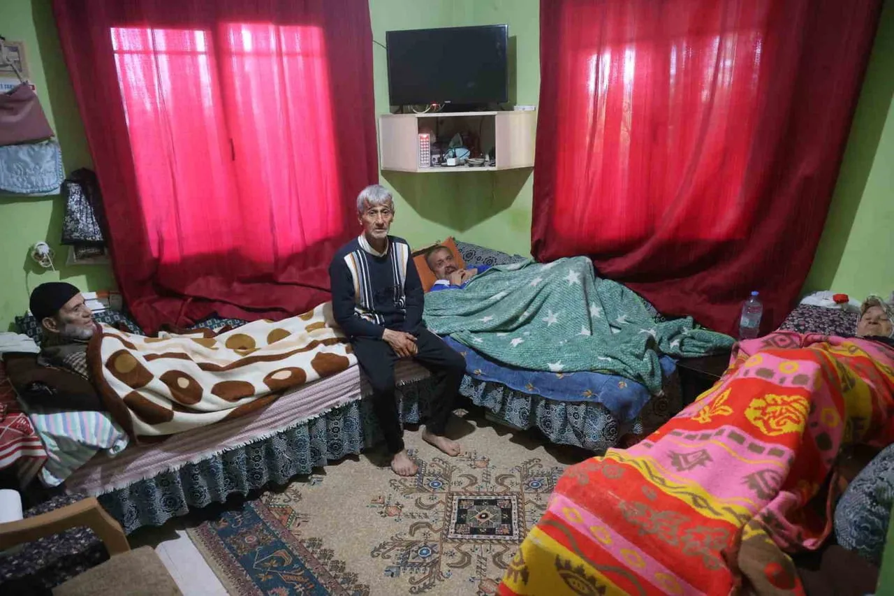SABAHADDİN ÖZALAN, YAŞLI ANNE VE BABASI İLE YÜZDE 95 ZİHİNSEL ENGELLİ KARDEŞİNİN TÜM BAKIMINI...