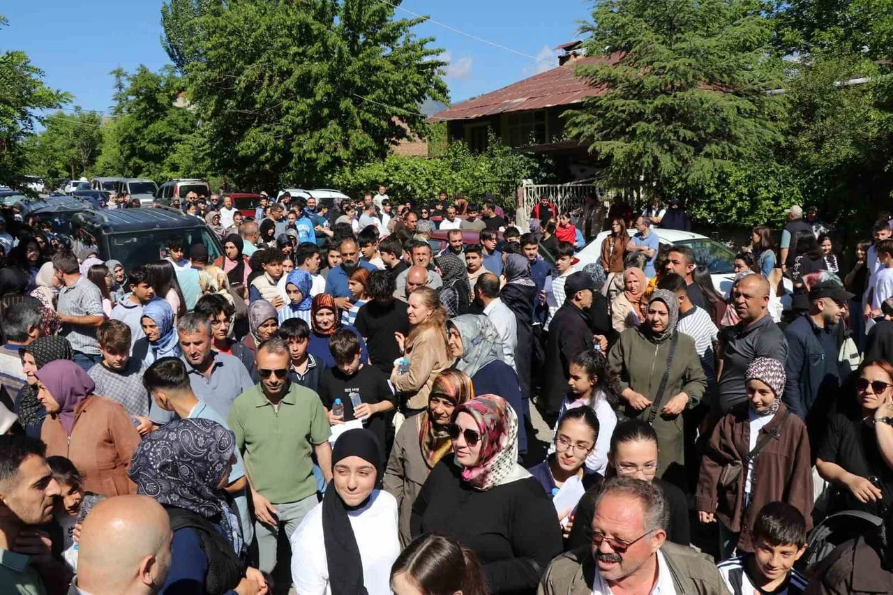 SABAHIN ERKEN SAATLERİNDEN İTİBAREN SINAV MERKEZLERİNE GELEN ÖĞRENCİLER VE AİLELERİ BÜYÜK HEYECAN...