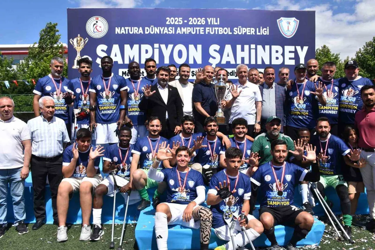 ŞAHİNBEY AMPUTE FUTBOL TAKIMI ŞAMPİYONLUK KUPASINI KALDIRDI