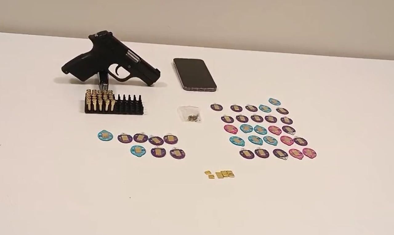 ŞAHISLARIN ARAÇLARINDA VE İKAMET ADRESLERİNDE YAPILAN ARAMALARDA; 30 ADET 1 GRAMLIK SAHTE ALTIN, 1...