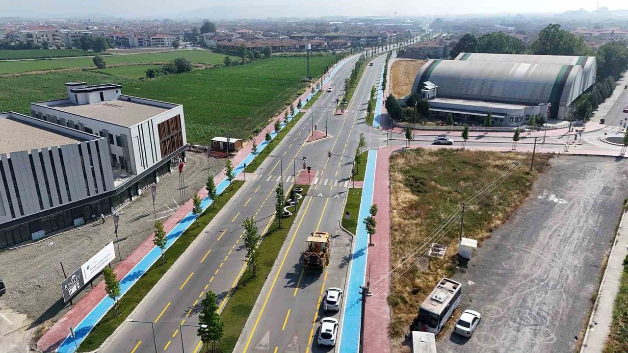 SAKARYA BÜYÜKŞEHİR BELEDİYESİ, ŞEHİR GENELİNDE ULAŞIM GÜVENLİĞİNİ ARTIRMAK İÇİN YOL ÇİZGİ...